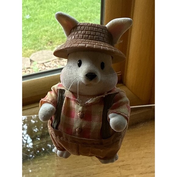 Calico Critters Sylvanian Families Rabbit Family Figures With Accessories - Picture 3 of 8